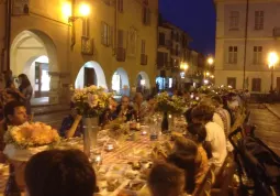 Si cena in piazza della Rossa